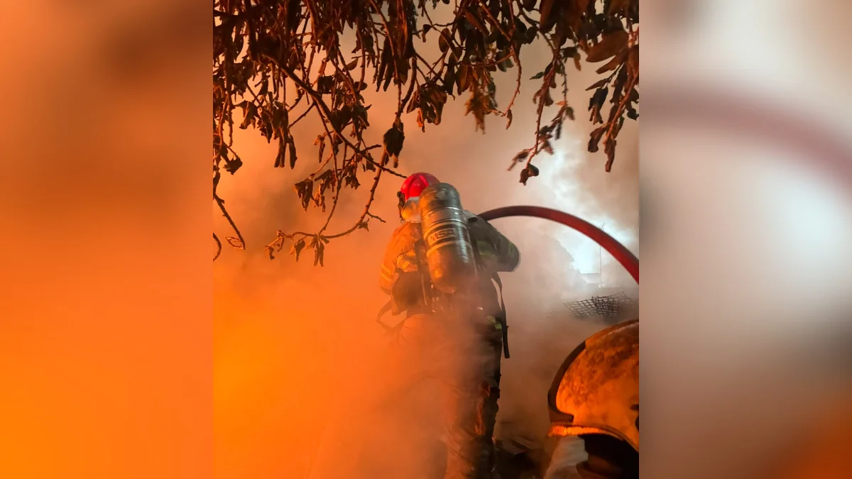 Incêndio atinge depósito de recicláveis e assusta moradores em BH