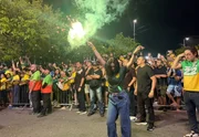 Multidão lota ruas de Manaus (AM) em ato pró-Flávio Bolsonaro