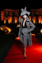 Imagem da matéria: Atriz recria figurino de Katniss Everdeen em exposição sobre Jogos Vorazes