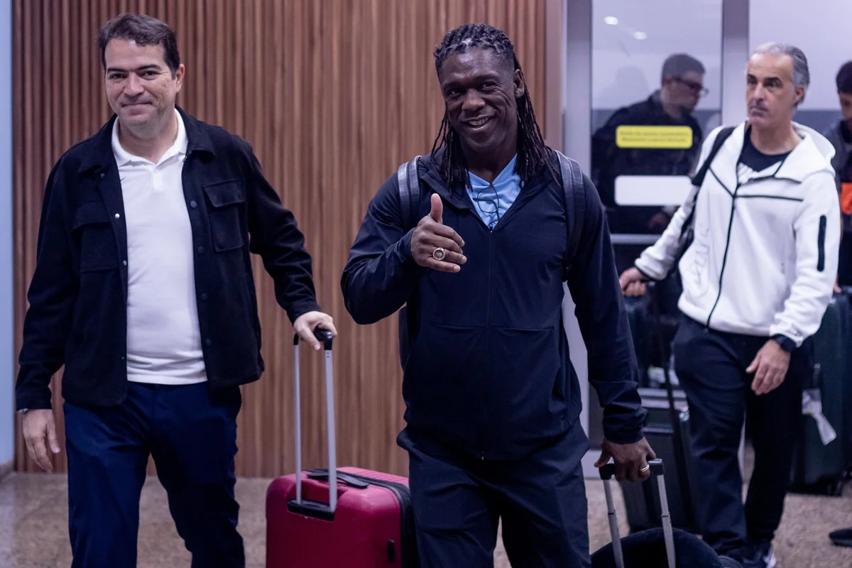 Seedorf desembarca no Brasil para assumir o comando do Corinthians