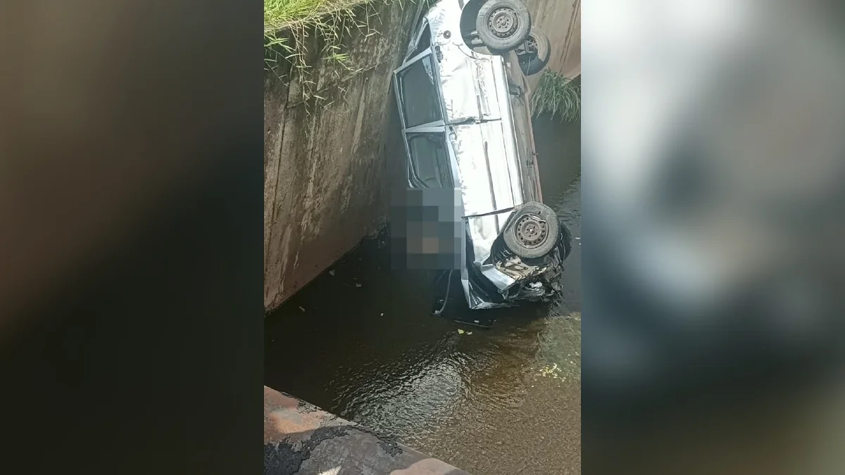 Homem de 82 anos morre após carro cair em córrego de BH
