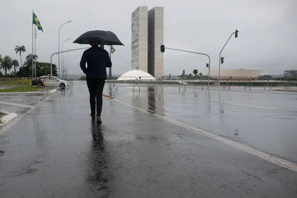 Eleitor do DF deve encarar pancadas de chuva no 1° turno das eleições