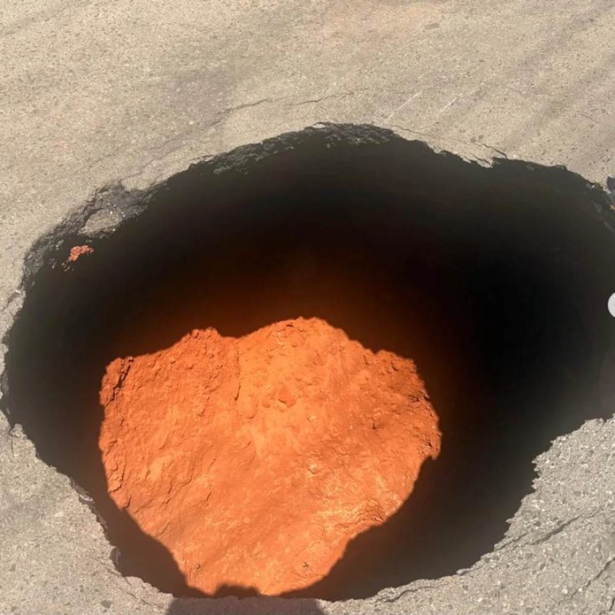 Cratera de 4 metros se abre após asfalto ceder em pista da Asa Norte