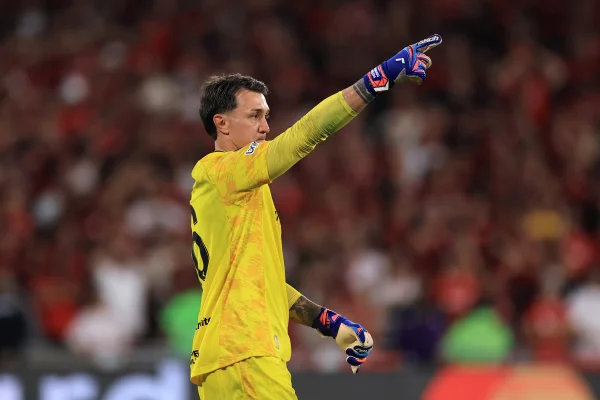 Muslera brilha nos pênaltis e Estudiantes elimina Flamengo na Libertadores