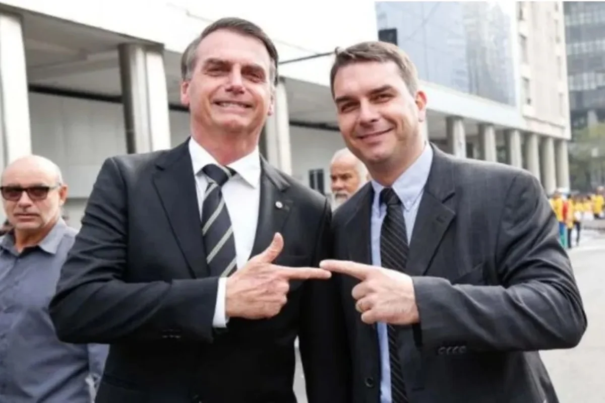 Moraes pede parecer da PGR sobre pedido de Bolsonaro para receber Flávio