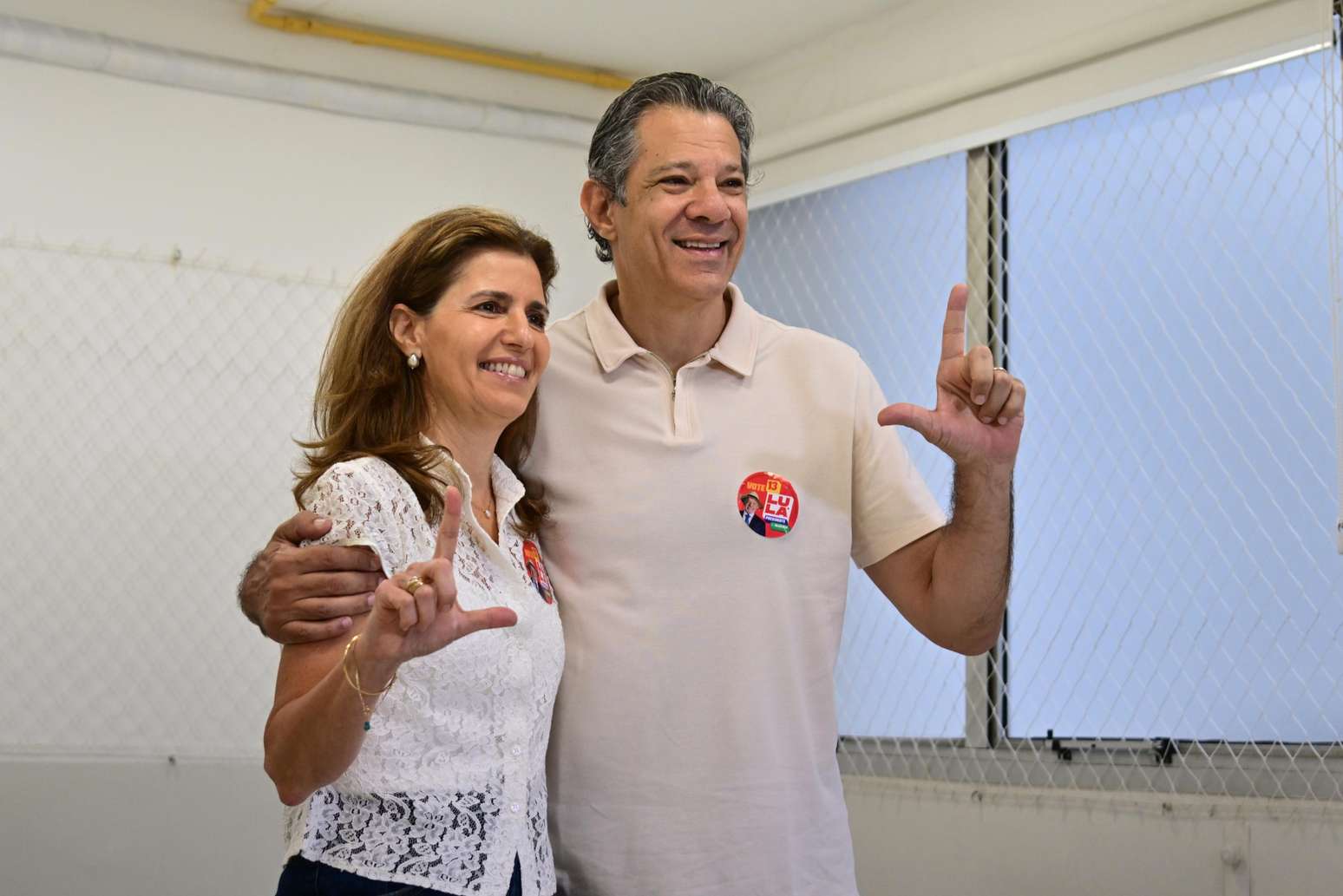 Fernando Haddad (PT), votou em um col&eacute;gio na zona sul da capital neste domingo, 25, segundo turno das elei&ccedil;&otilde;es. Na foto, Ana Estela Haddad e Fernando Haddad.