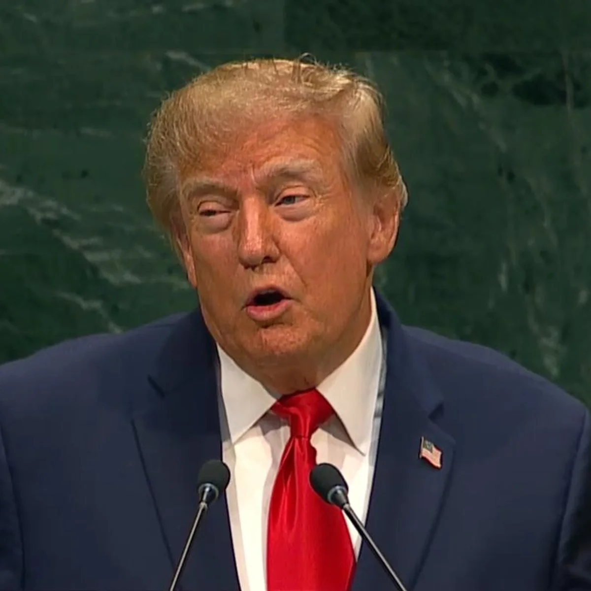 Trump: na defensiva nas pesquisas, descontrolado nos comícios
