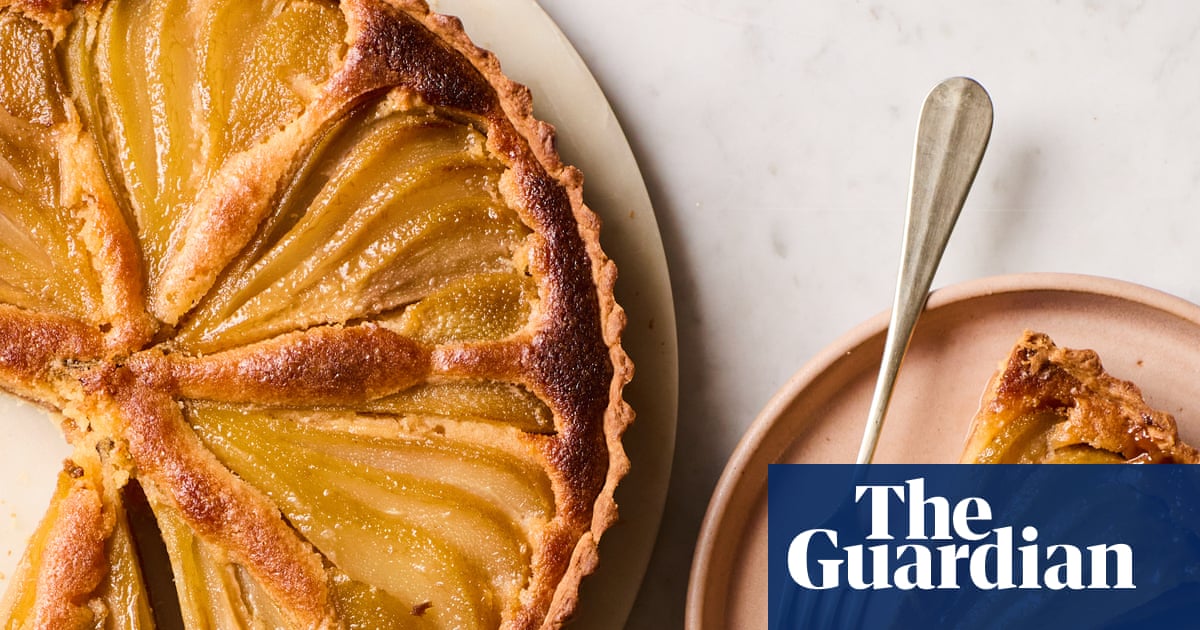 A receita de Jose Pizarro para tarte de pera cozida em calda e amêndoas com caramelo PX