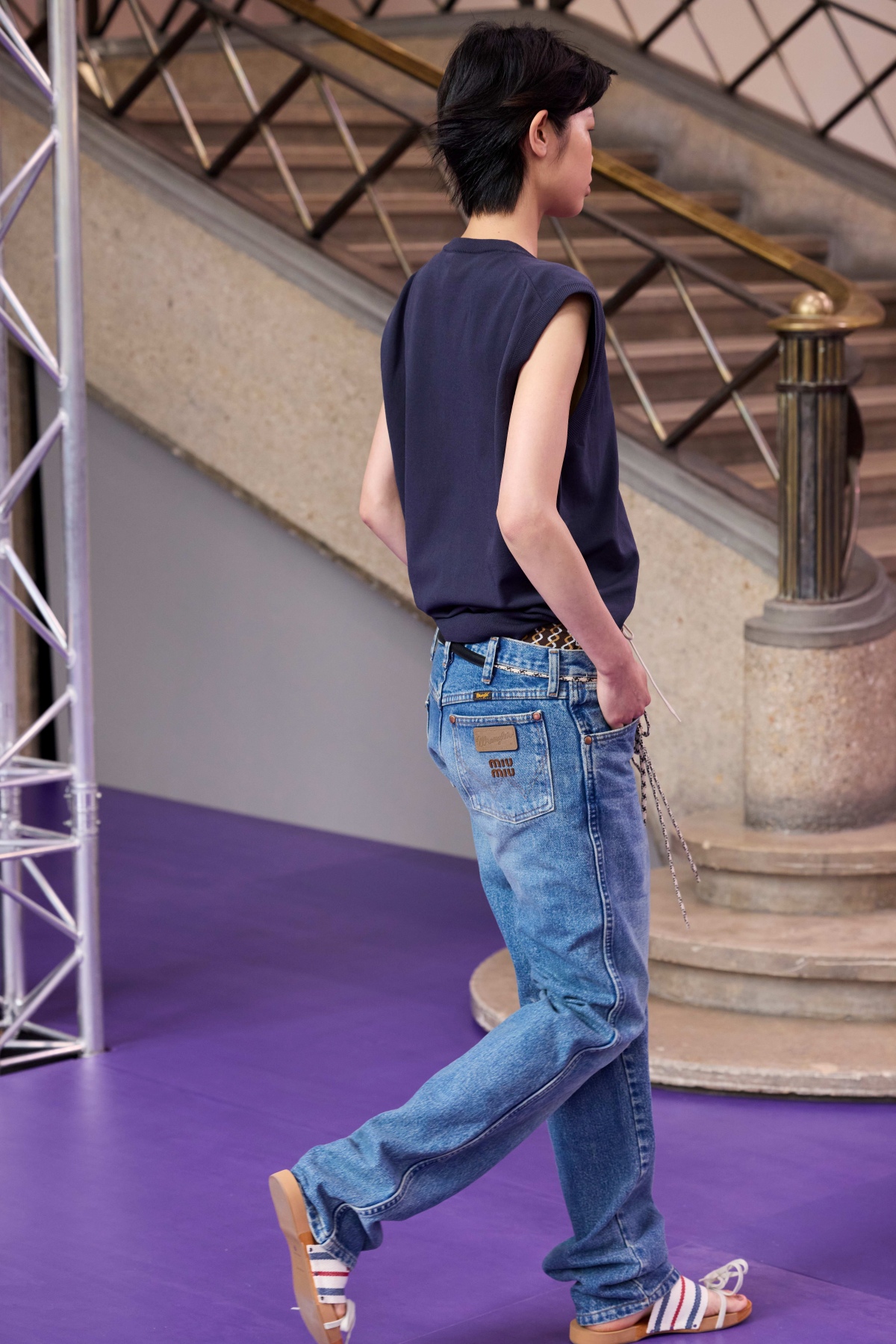 Miu Miu revela parceria com Wrangler e apresenta jeans vintage em Paris