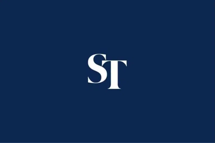 A Rússia diz que a tripulação de um petroleiro foi resgatada no Mar Negro após ataque deixar o navio em chamas