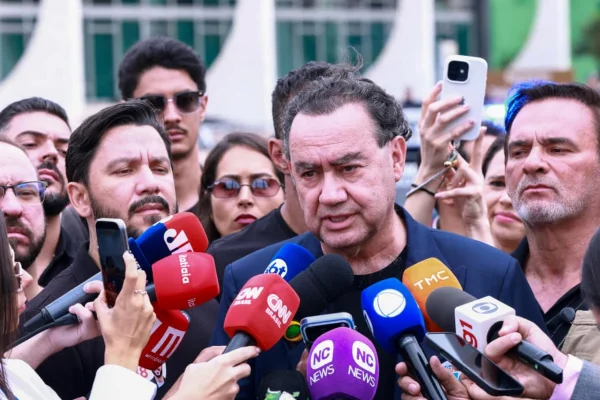 As estratégias de Flávio Bolsonaro e Lula no último dia antes do 1º turno