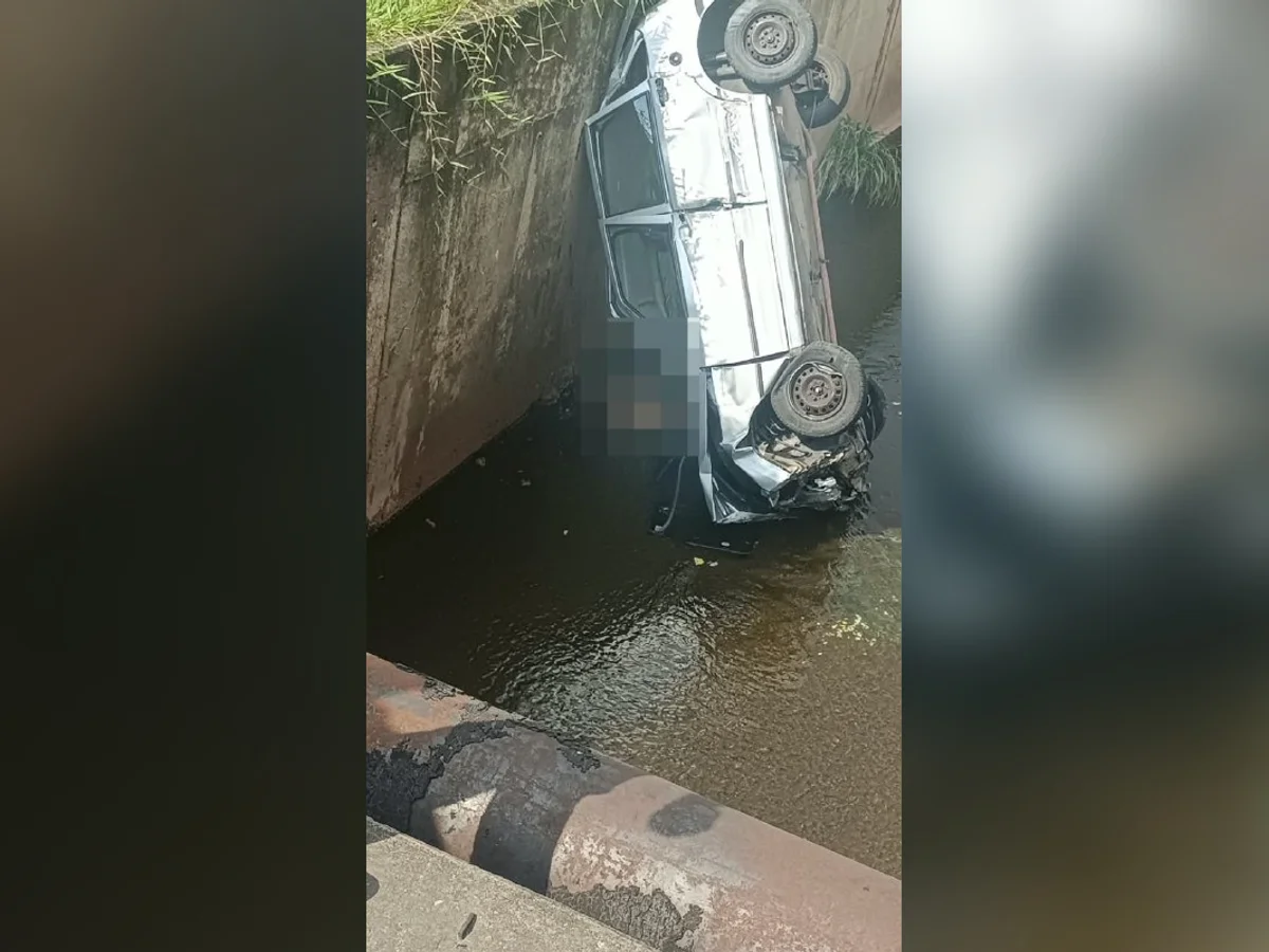 Homem de 82 anos morre após carro cair em córrego de BH