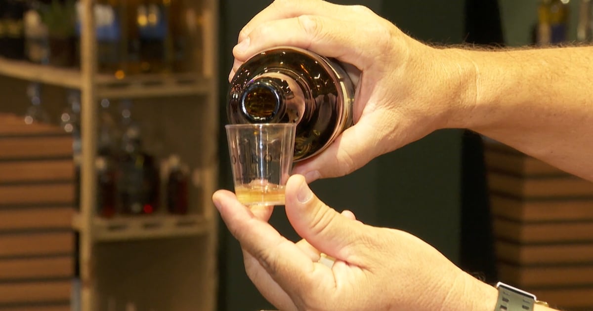 Cachaça só é produzida no Brasil? Saiba por que a bebida é considerada ouro líquido no país