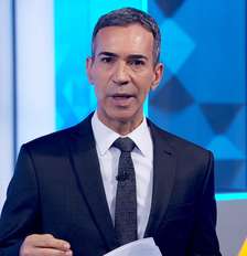César Tralli na entrada ao vivo no fim do 'JN' para comunicar o cancelamento do debate Foto: Reprodução