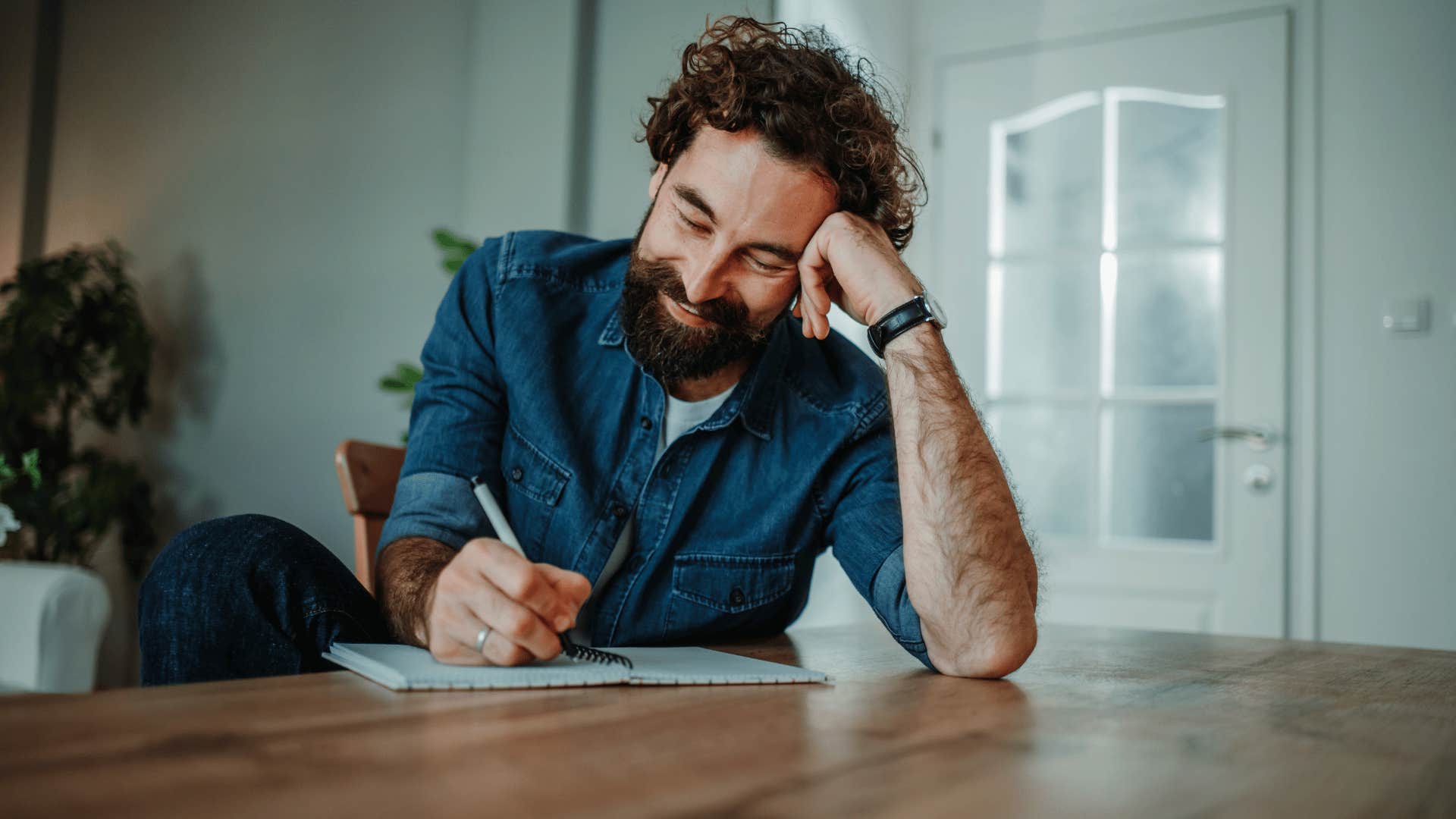 Pessoas que se sentem culpadas por descansar geralmente têm 8 hobbies suaves que ainda parecem produtivos
