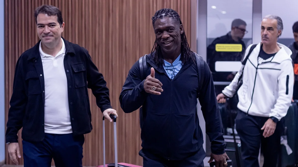 Seedorf desembarca no Brasil para assumir o comando do Corinthians