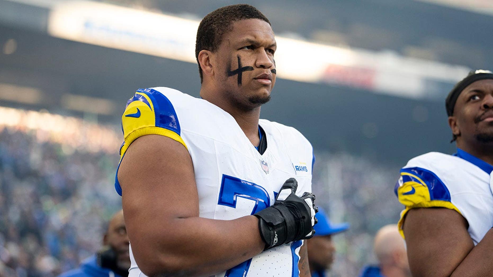 O tackle dos Rams, Alaric Jackson, ganha recurso e faltará apenas um jogo por ter socado o Bradley Chubb dos Bills