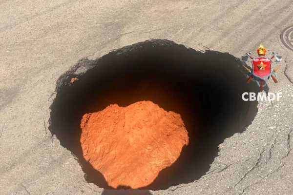 Cratera de 4 metros se abre após asfalto ceder em pista da Asa Norte - destaque galeria