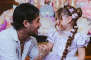 Zé Felipe ao lado da filha do meio, Maria Flor