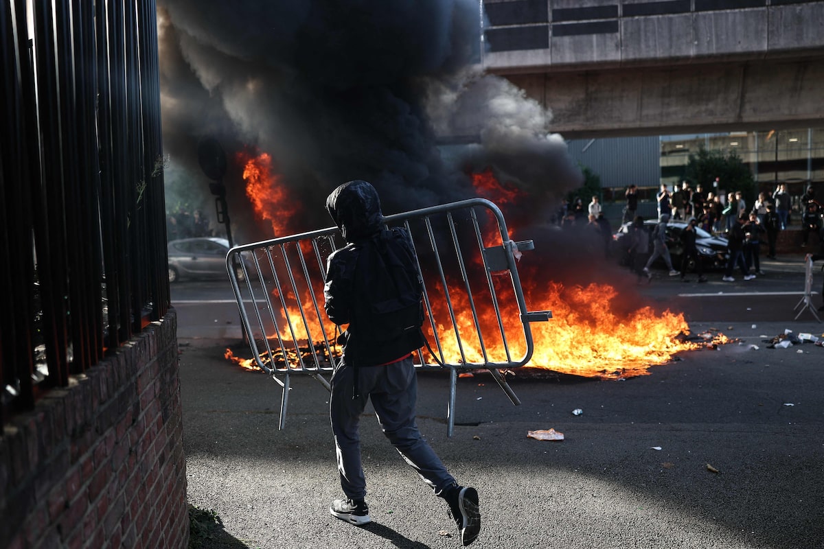 Adolescente perde a mão ao pegar granada atirada pela polícia durante protesto estudantil na França