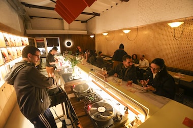 Restaurantes adotam taxa de reserva para clientes; vote se você é a favor ou contra a medida