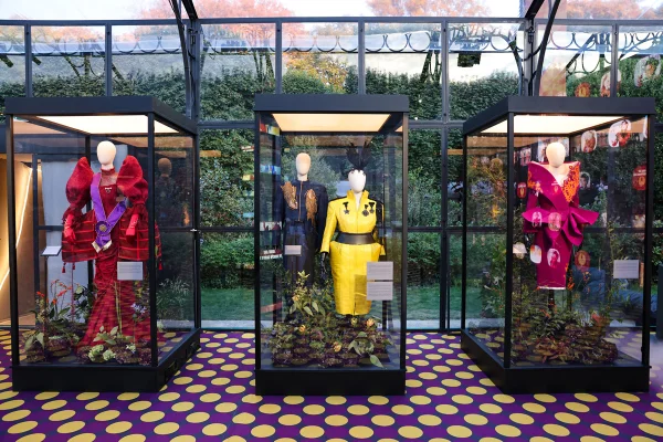 Atriz recria figurino de Katniss Everdeen em exposição sobre Jogos Vorazes - destaque galeria