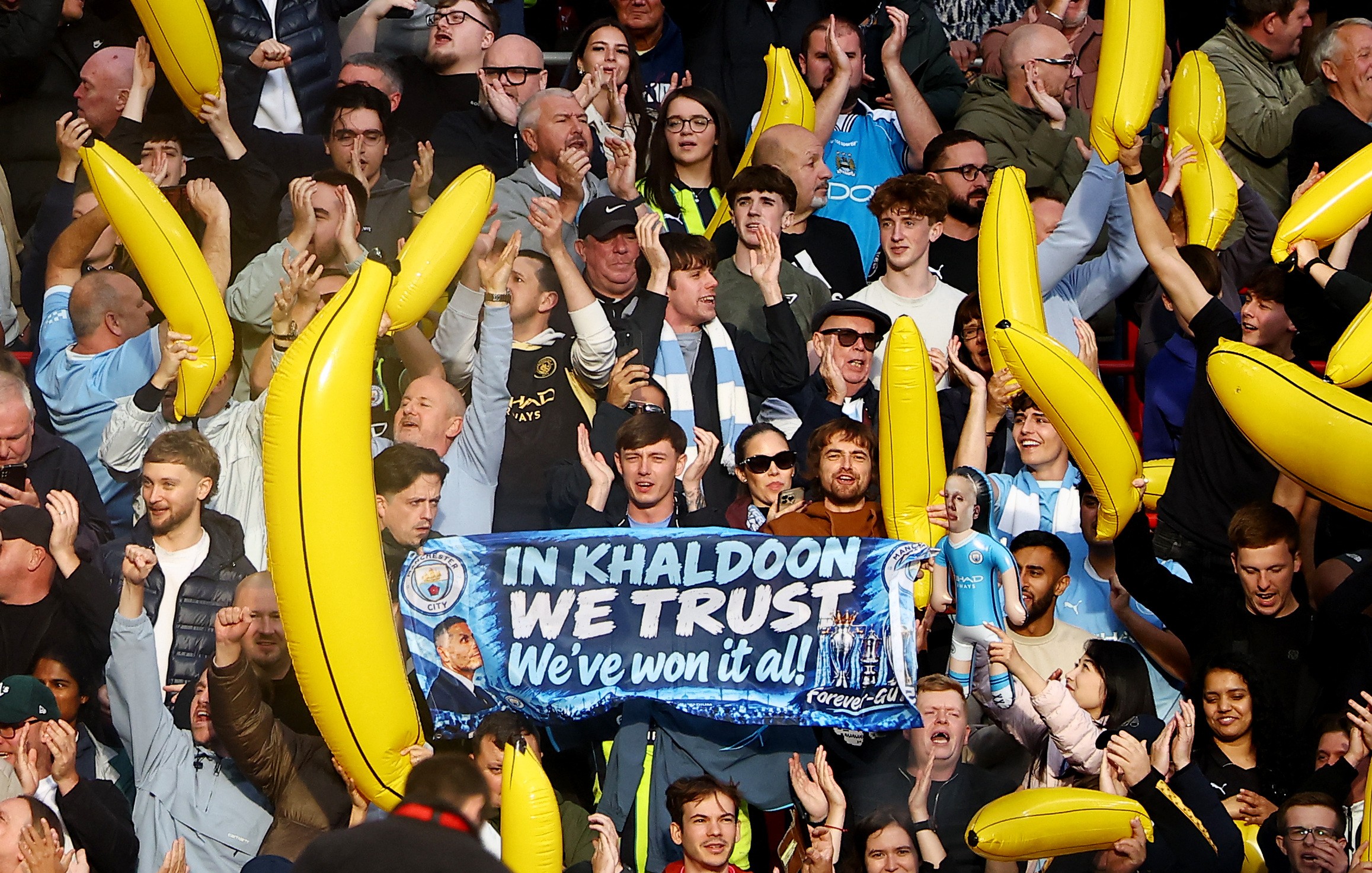 Torcida do Liverpool provoca o City em clássico por conta de condenação; veja fotos