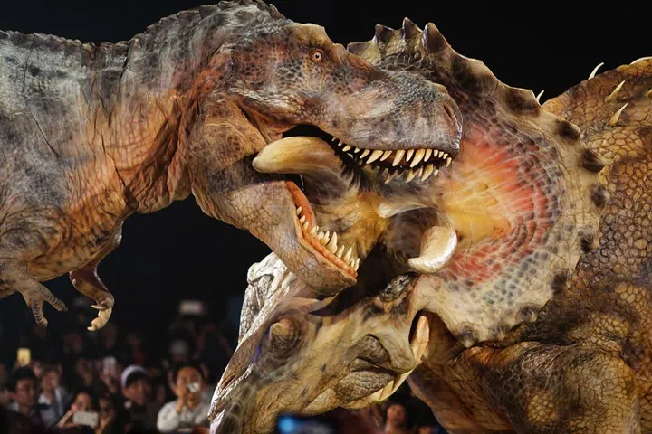 Os dinossauros de tamanho real do Japão rugem em Singapura para o estreia internacional do Dino-A-Live