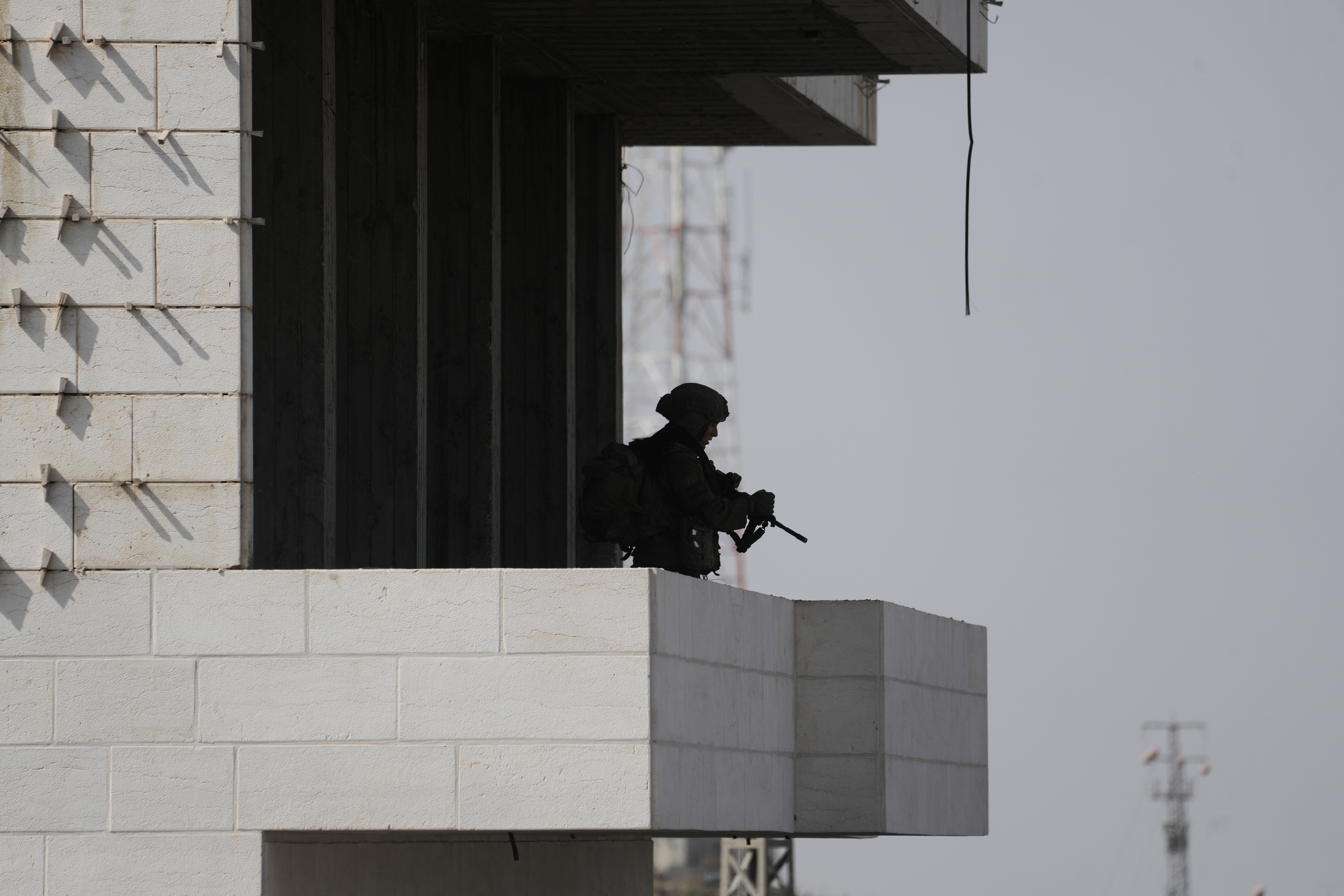 Forças israelenses deslocam 1.500 palestinos em Hebron após ataque letal