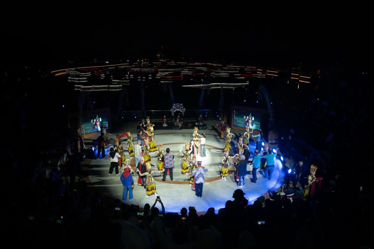Ontem, a dança de Banyuwangi brilhou no escuro até a exposição de Johnny Depp