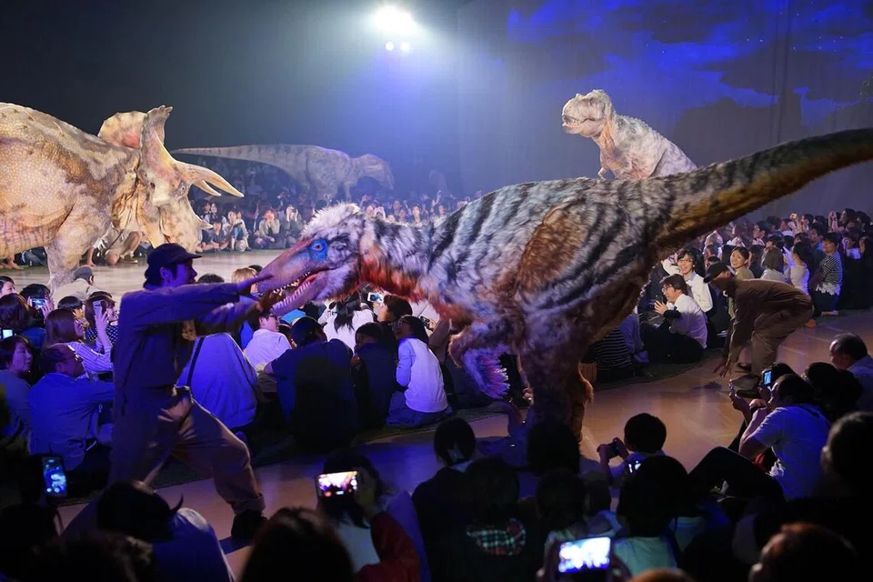 Os dinossauros de tamanho real do Japão rugem em Singapura para o estreia internacional do Dino-A-Live
