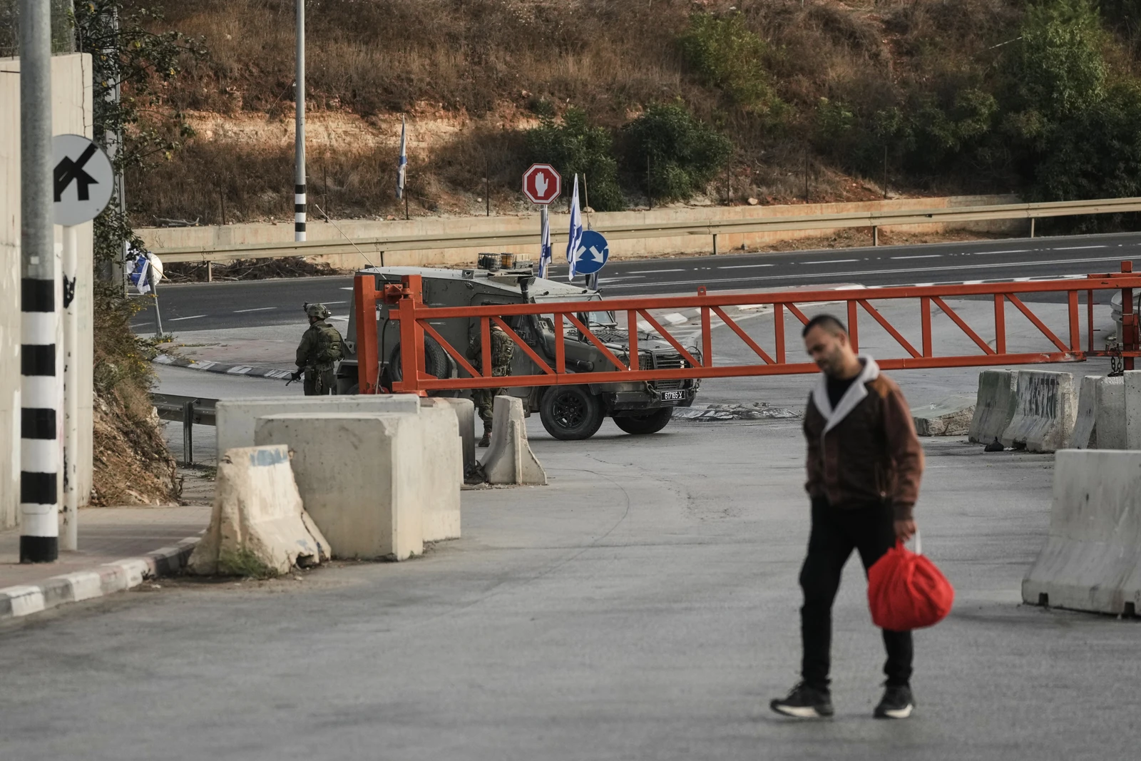 Forças israelenses deslocam 1.500 palestinos em Hebron após ataque letal