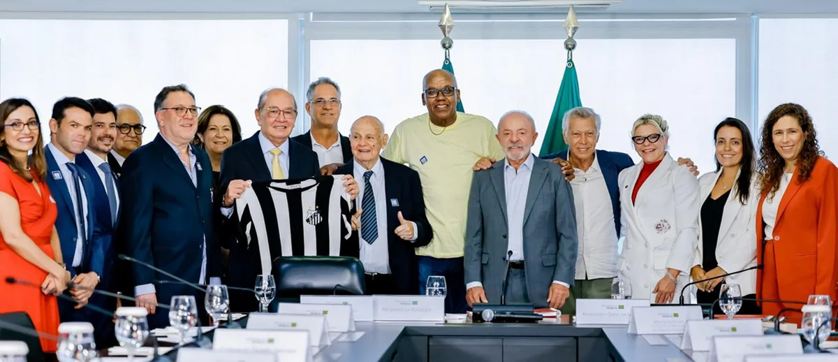 imagem colorida do ato de assinatura da cessão do Centro de Treinamento Rei Pelé ao Santos