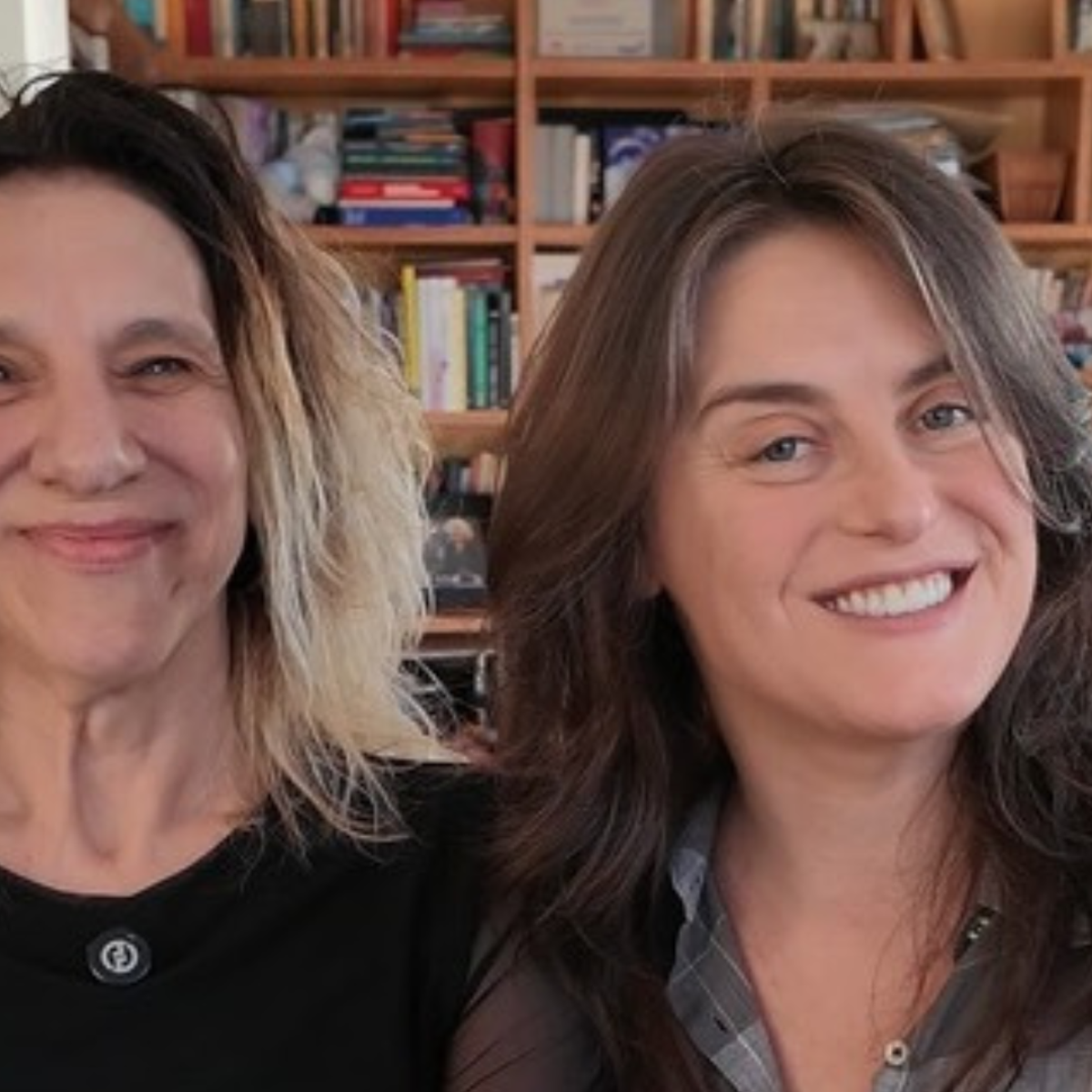 Alessandra Maestrini, a Bozena de 'Toma Lá, Dá Cá', comenta namoro com atriz: 'Admiração mútua'
