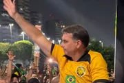 Multidão lota ruas de Manaus (AM) em ato pró-Flávio Bolsonaro
