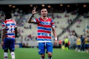 Luiz Fernando comemorando gol pelo Fortaleza diante do Maguary, na Copa do Brasil