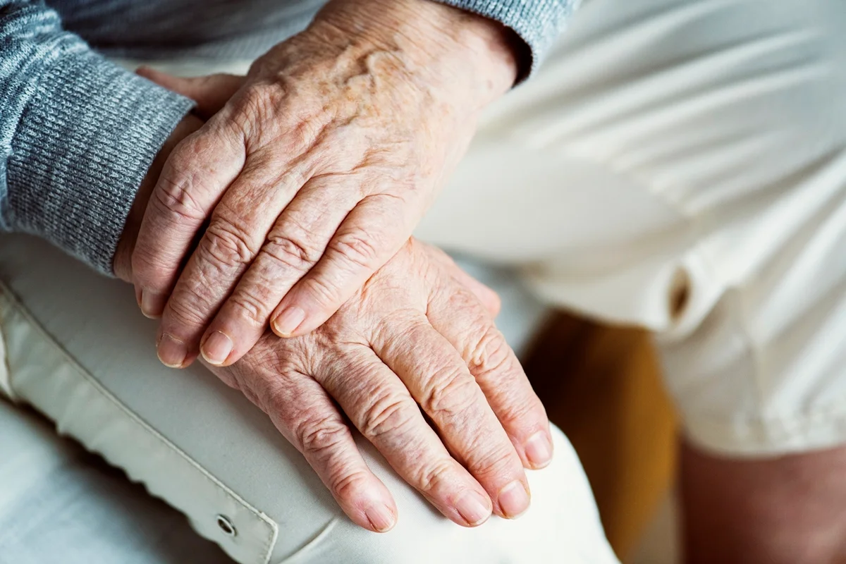 Close de mãos idosas. Conceito de envelhecimento, alzheimer. Metrópoles