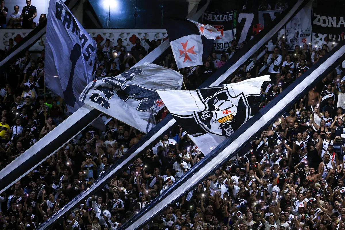 Foto colorida da torcida do Vasco jogo contra o Atlético-MG em São Januário - Metrópoles
