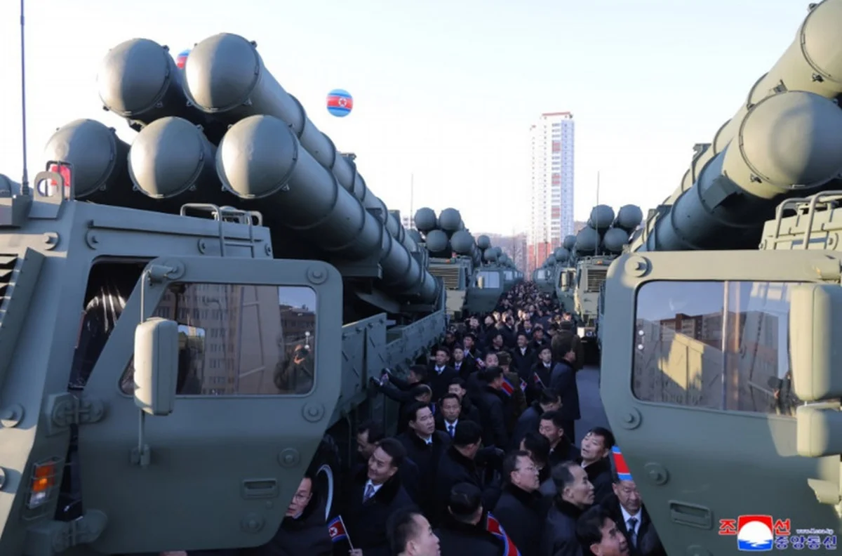 Imagem colorida mostra armas da Coreia do Norte - Metrópoles
