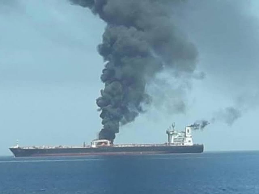 Dois navios atingidos por projéteis desconhecidos no Estreito de Ormuz