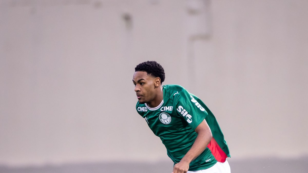Quem são os jogadores de Palmeiras e Corinthians apontados como maiores promessas do futebol mundial
