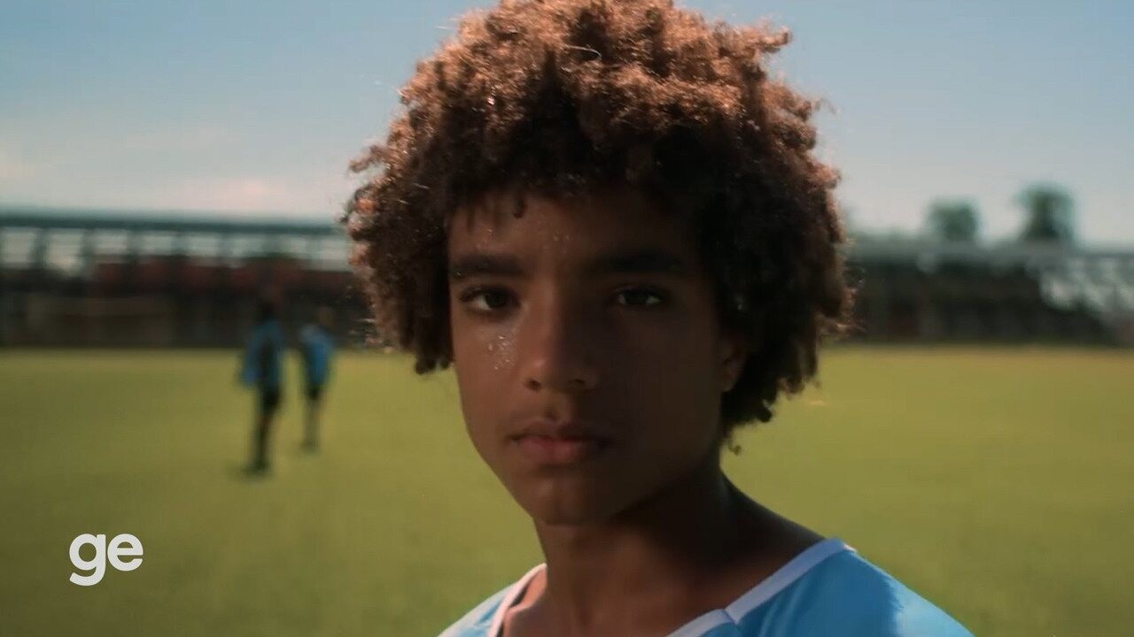Talentos mirins viram fenômenos nas redes, faturam como gente grande e ligam alerta nos clubes