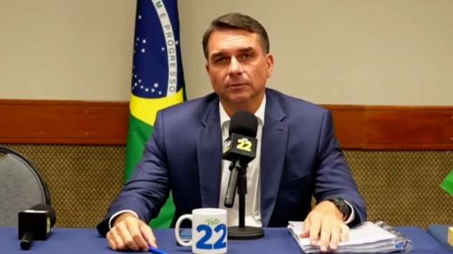 Após debate cancelado, Flávio Bolsonaro culpa Lula por 'interferência judicial', improvisa live com aliados e faz campanha por voto útil