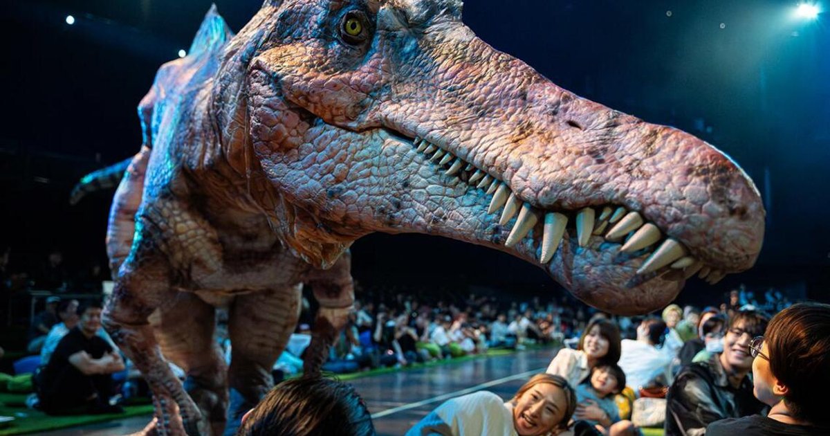 Os dinossauros de tamanho real do Japão rugem em Singapura para o estreia internacional do Dino-A-Live