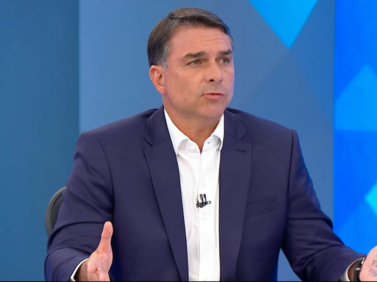 Flávio alega interferência judicial e censura para não ir a debate da Globo