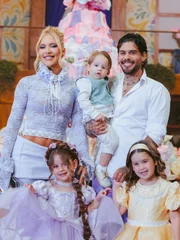 Virginia, Zé Felipe e os filhos na festa de Maria Flor