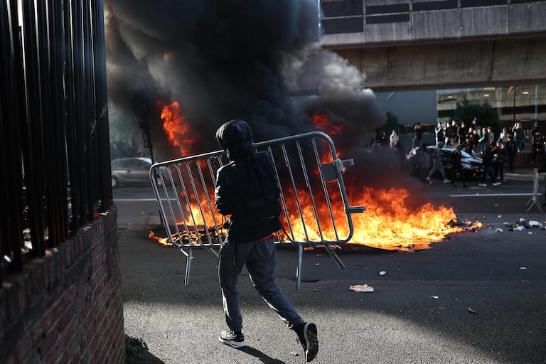 Adolescente perde a mão ao pegar granada atirada pela polícia durante protesto estudantil na França