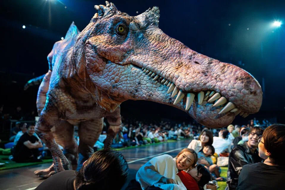 Os dinossauros de tamanho real do Japão rugem em Singapura para o estreia internacional do Dino-A-Live