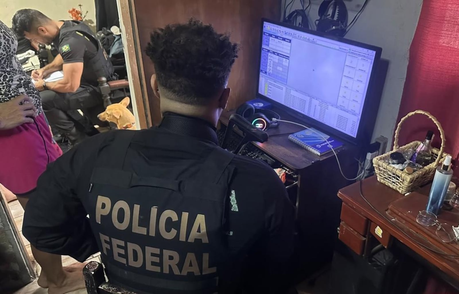 Agentes da DPF apreenderam o computador do investigado Reprodução/Polícia Federal