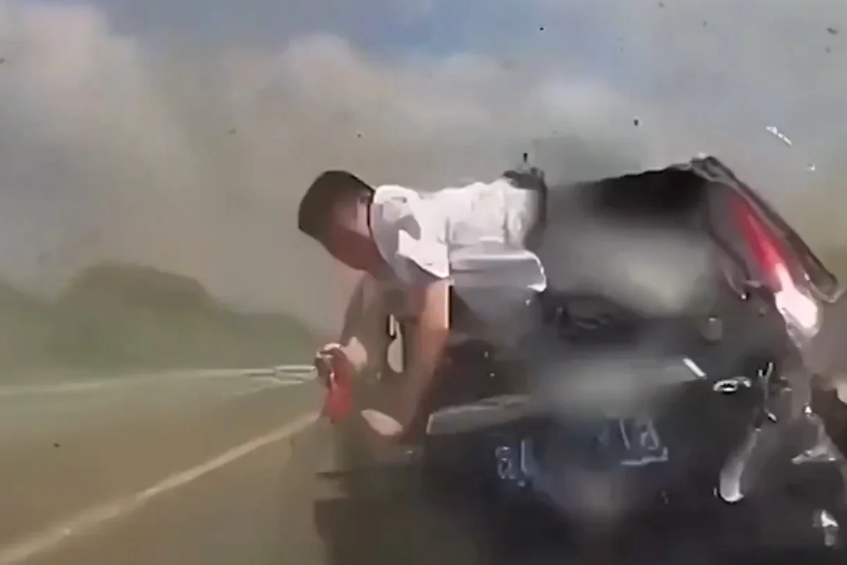 China: mãe e filho são arremessados de carro em acidente e sobrevivem; veja